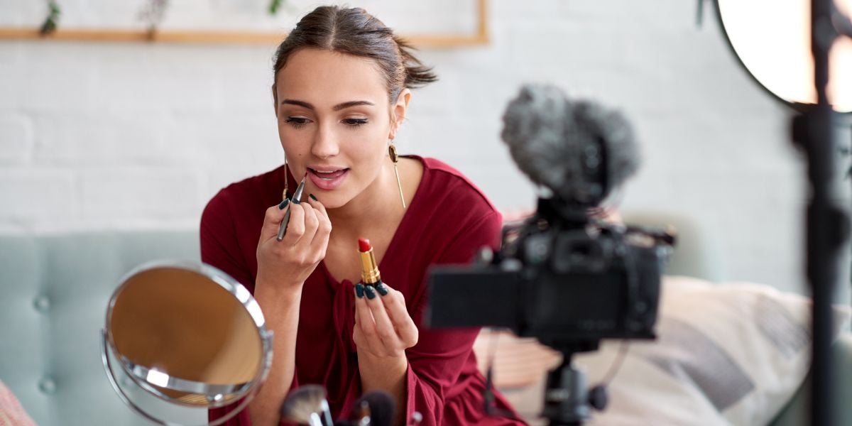 influencer promoting beauty niche